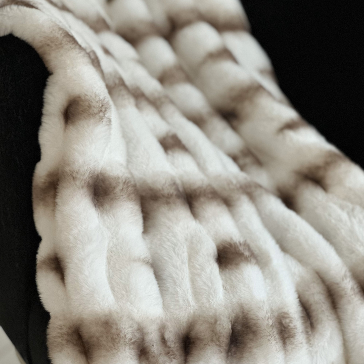 Plutus Creamy - Fluffy Bunny Faux Fur Luxury: Throw Blanket