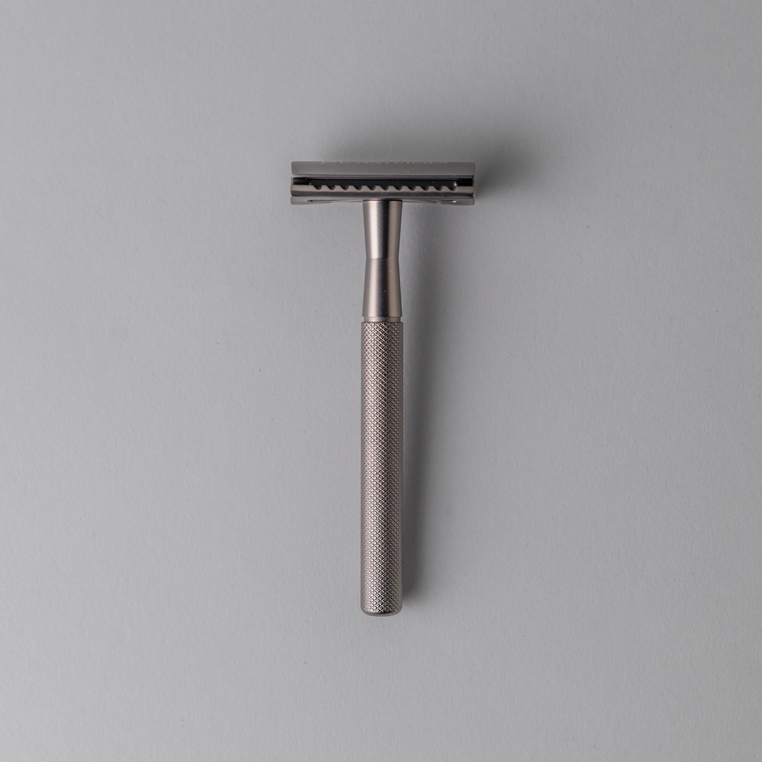 Eco-Friendly Stainless Steel Safety Razor with 5 Refill Blades - Reusable Shaving Solution