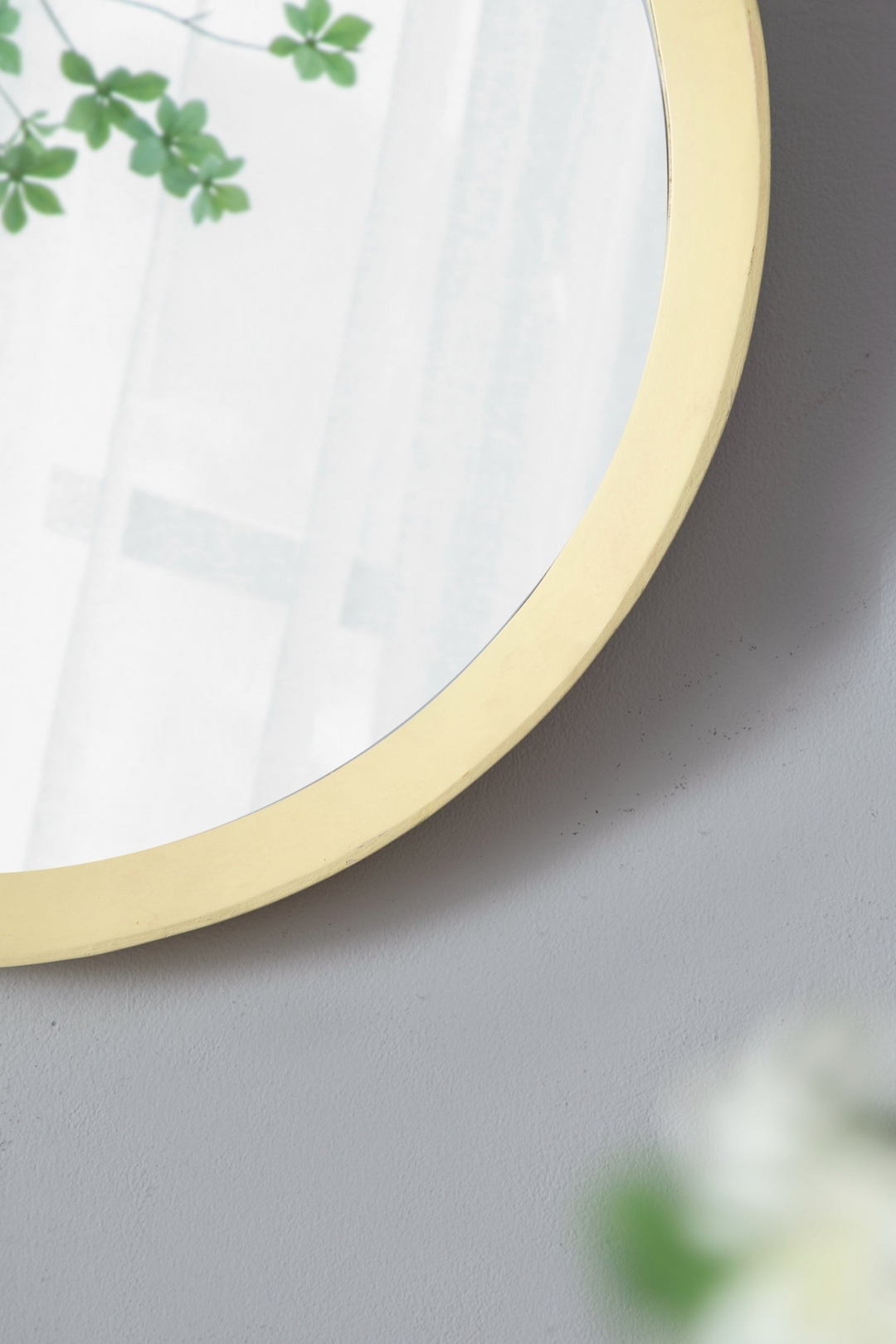Porthole Mango Wood Wall Mirror - A Stylish Addition to Your Transitional Decor